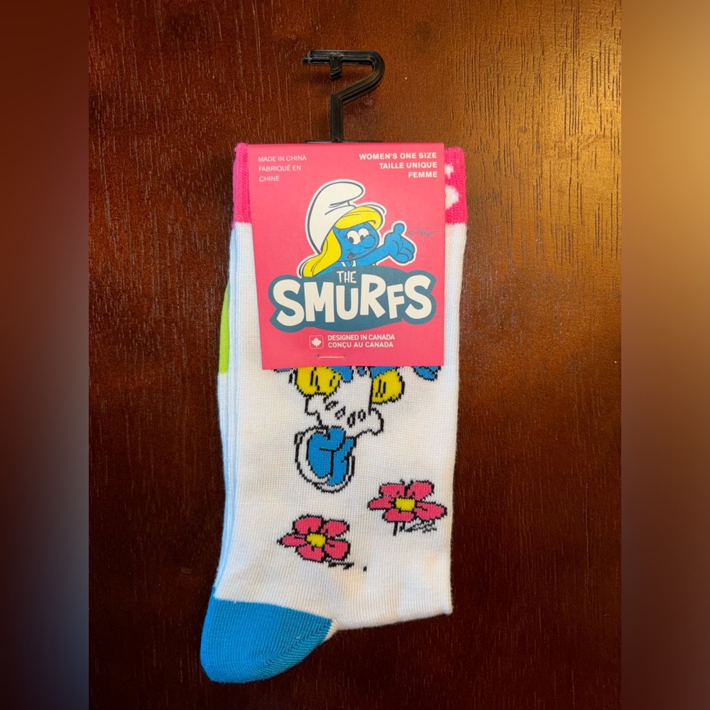 THE SMURFS NOVELTY CREW SOCKS NWT WOMEN’S SHOE SIZE 6-9.5